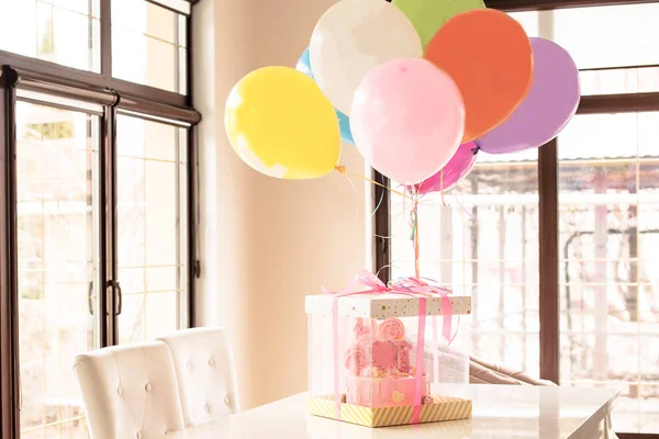 Bolo rosa na celebração do primeiro aniversário da menina, balões e parabéns, 1 ano — Fotografia de Stock