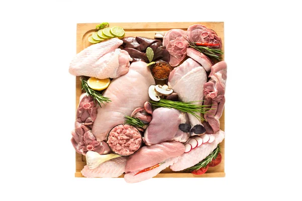 Různé druhy krůtí masa a kuřat, steaky, drůbeží maso pro vaření, pohled na dřevěnou desku, izolovány na bílém pozadí. Rovinatý, koncept vaření. — Stock fotografie