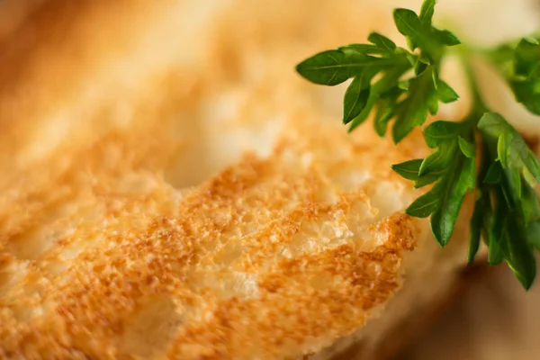 白焼きパンのクローズアップマクロ写真パセリの小枝. — ストック写真