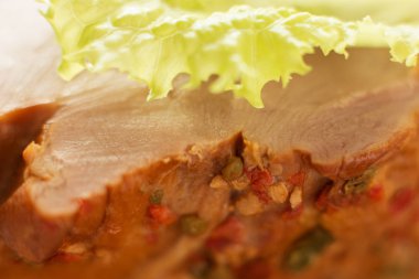 füme domuz eti, yeşil salata bir yaprak ile hindi, makro atış, yakın detayları, et doku.