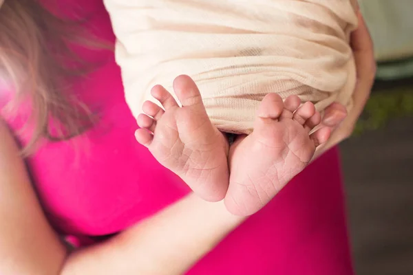 Pés de bebê recém-nascido, close-up de partes do corpo, foco seletivo — Fotografia de Stock