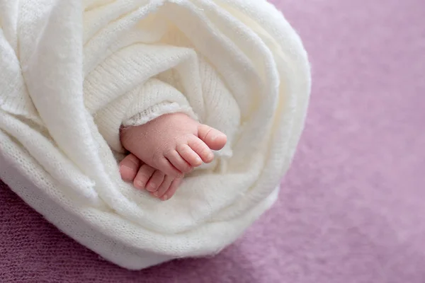 Pies Del Bebé Recién Nacido Dedos Cuidado Materno Amor Abrazos —  Fotos de Stock