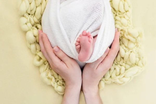 Moms Hands Feet Newborn Baby Fingers Maternal Care Love Family — Stok fotoğraf
