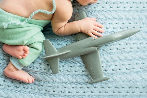 Nyfödda Pojke Med Leksak Flyg Plan Händerna Barn Med Flyg — Stockfoto