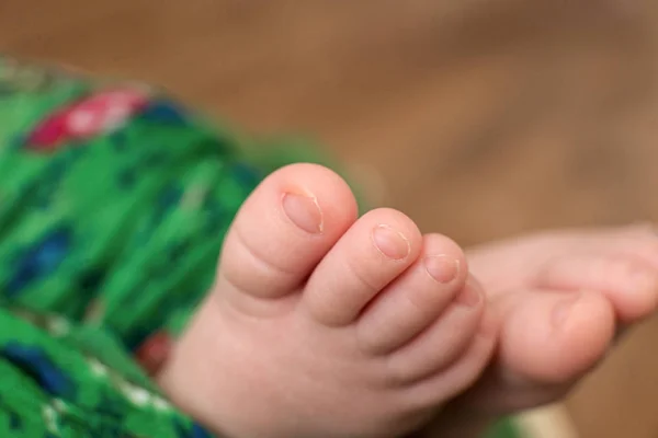 Petites jambes du nouveau-né dans une lumière vive. Doux doigts debout. Nouvelle vie, naissance de l'enfant, macro image, mise au point sélective, lieu du texte — Photo