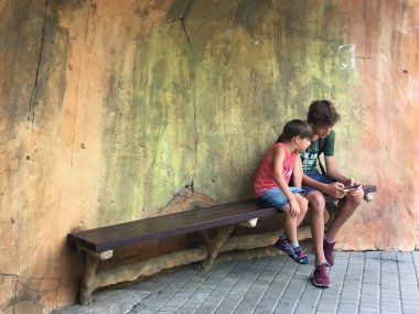 çocuklar gadget, Yalta, Rusya, 03.07.2009 kullanın. Modern teknolojiler. Çocuk. Geçmiş ve gelecek. Gençler telefon kullanır. kopyalama alanı.