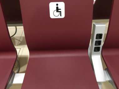 geçersiz yer. engelliler için koltuklar, özel insanlar için salonda sandalyeler. Engelliler için bir sıra bordo sandalye. havaalanı salonu