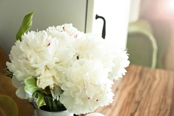 Peônias brancas no interior. cozinha com flores brancas — Fotografia de Stock