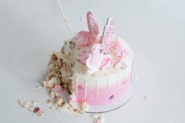 Kız ilk Doğum günü kutlamasında Crash pembe kek, harap sünger kek, kırık Marshmallow, bebek elleri ve gecikmeler. permissiveness, itaatsizlik, eller ile yeme