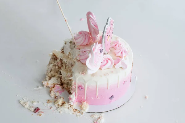 소녀의 첫 번째 생일의 축 하에 충돌 분홍색 케이크, 파괴 스폰지 케이크, 깨진 마 시 멜로, 아기 손과 시차. 관대 한, 불순, 손으로 먹는 — 스톡 사진