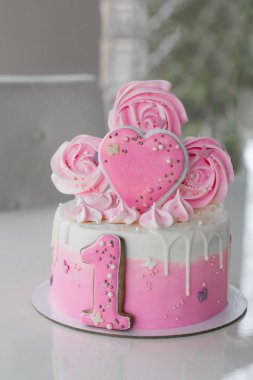 İlk Doğum günü Orenburg, Rusya, 05.04.2019. bir bebek bezi Huggies küçük bir kız Doğum günü kutluyor ve pembe bir kek kırdı.