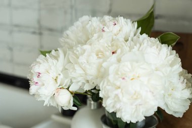 iç beyaz şakayık. beyaz çiçekler ile mutfak