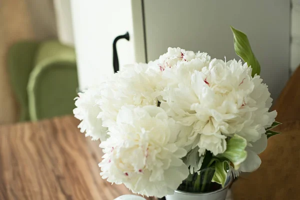 Peônias brancas no interior. cozinha com flores brancas — Fotografia de Stock