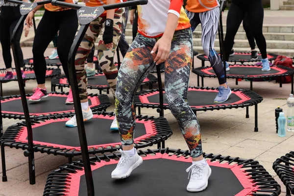 Trening trampoliny na ulicy. Orenburg, Rosja, 02.08.19. występy sportowe, skoki. Trening fitness na wolnym powietrzu. — Zdjęcie stockowe