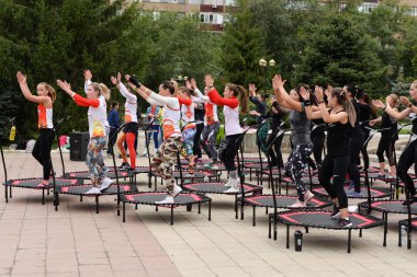 Sokakta trambolin eğitimi. Orenburg, Rusya, 02.08.19. spor performansları, atlar. Açık fitness eğitimi.