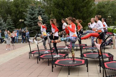 Sokakta trambolin eğitimi. Orenburg, Rusya, 02.08.19. spor performansları, atlar. Açık fitness eğitimi.