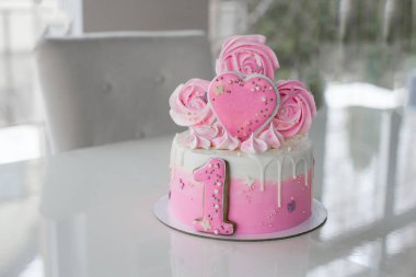 Kız ilk Doğum günü kutlamasında Crash pembe kek, harap sünger kek, kırık Marshmallow, bebek elleri ve gecikmeler. permissiveness, itaatsizlik, eller ile yeme