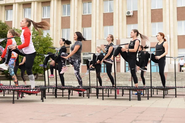 Trening trampoliny na ulicy. Orenburg, Rosja, 02.08.19. występy sportowe, skoki. Trening fitness na wolnym powietrzu. — Zdjęcie stockowe