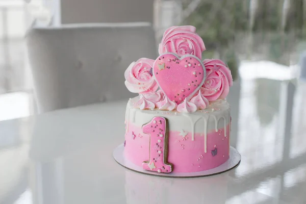 Bater bolo rosa na celebração do primeiro aniversário da menina, bolo de esponja arruinado, marshmallow quebrado, mãos de bebê e atrasos. permissividade, desobediência, comer com as mãos — Fotografia de Stock