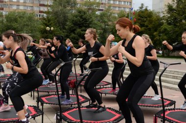 Sokakta trambolin eğitimi. Orenburg, Rusya, 02.08.19. spor performansları, atlar. Açık fitness eğitimi.