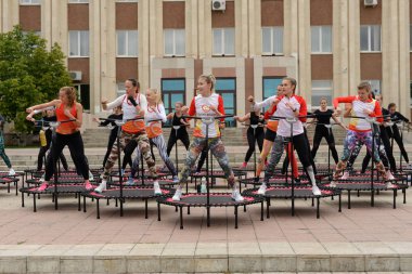 Sokakta trambolin eğitimi. Orenburg, Rusya, 02.08.19. spor performansları, atlar. Açık fitness eğitimi.