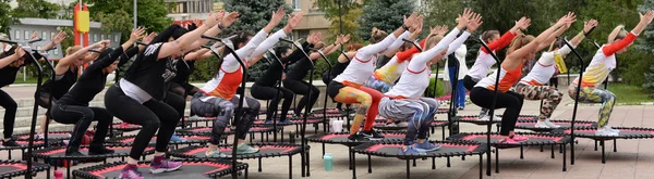 Entrenamiento de trampolín en la calle. Orenburg, Rusia, 02.08.19. actuaciones deportivas, saltos. Entrenamiento de fitness al aire libre . —  Fotos de Stock