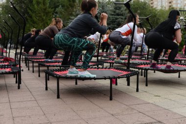 Sokakta trambolin eğitimi. Orenburg, Rusya, 02.08.19. spor performansları, atlar. Açık fitness eğitimi.
