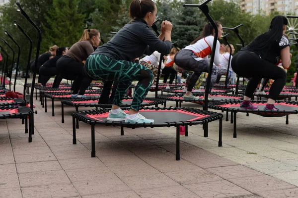 Trening trampoliny na ulicy. Orenburg, Rosja, 02.08.19. występy sportowe, skoki. Trening fitness na wolnym powietrzu. — Zdjęcie stockowe