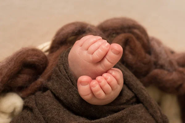 Füße des Neugeborenen, Finger am Fuß, mütterliche Pflege, Liebe und Umarmungen in der Familie, Zärtlichkeit — Stockfoto