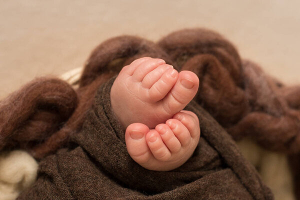 ноги новорожденного ребенка, пальцы на ноге, материнская забота, любовь и семейные объятия, нежность
