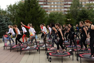 Sokakta trambolin eğitimi. Orenburg, Rusya, 02.08.19. spor performansları, atlar. Açık fitness eğitimi.
