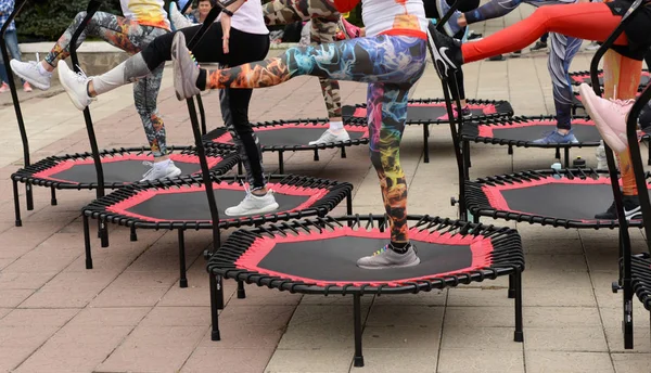 Trening trampoliny na ulicy. Orenburg, Rosja, 02.08.19. występy sportowe, skoki. Trening fitness na wolnym powietrzu. — Zdjęcie stockowe