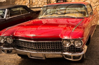 Cadillac Deville Coupe. Yalta, Rusya, Temmuz 2019. Eski araba. Güzel kırmızı araba