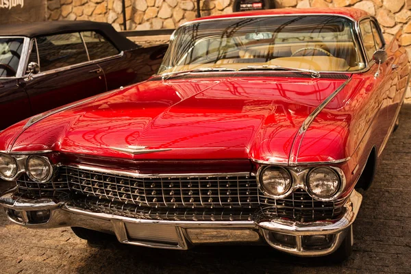 Cadillac Deville Coupe. Yalta, Rusia, julio de 2019. Un auto antiguo. Hermoso coche rojo — Foto de Stock