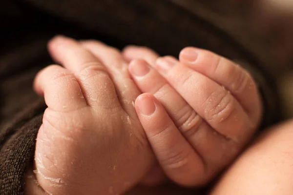 Mano del bebé recién nacido, dedos y uñas, cuidado materno, amor y abrazos familiares, ternura . —  Fotos de Stock