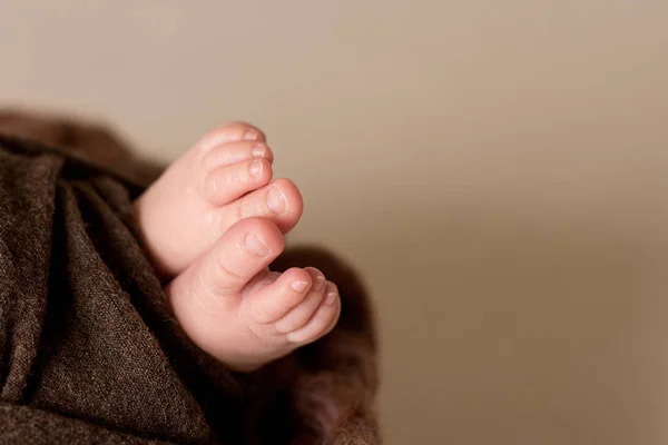 Füße des Neugeborenen, Finger am Fuß, mütterliche Pflege, Liebe und Umarmungen in der Familie, Zärtlichkeit — Stockfoto