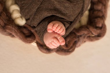 yeni doğan bebeğin ayakları, ayak parmakları, anne bakımı, sevgi ve aile kucaklaşmaları, hassasiyet