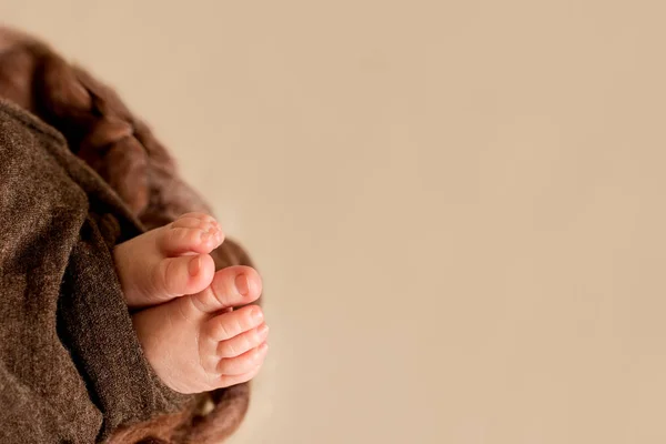 Pieds du nouveau-né, doigts sur le pied, soins maternels, câlins amoureux et familiaux, tendresse — Photo