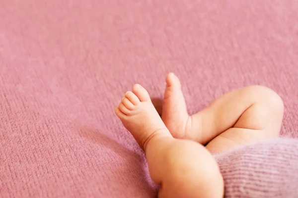 Ноги новонародженої дівчинки дитини, пальці на нозі, догляд за матір'ю, кохання та сімейні обійми, ніжність — стокове фото