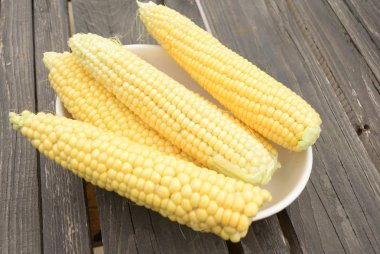 ham mısır böbrekler koyu ahşap arka plan üzerinde yalan