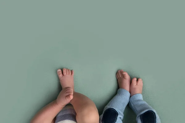 Ikrek lábai újszülöttek, testvér és testvér, többszörös terhesség. — Stock Fotó