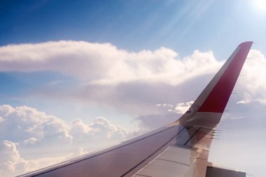  Boeing ve bulutların kanadındaki lombozdan bak. uçak yolculuğu.