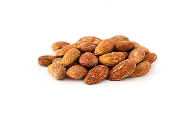 Geschilde jonge amandelen op een witte achtergrond, geïsoleerd, nut antioxidant — Stockfoto