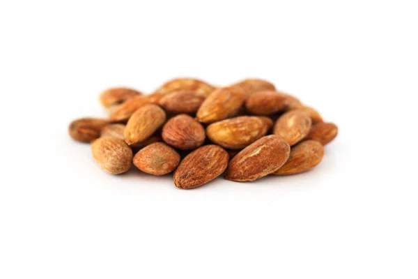 Geschilde jonge amandelen op een witte achtergrond, geïsoleerd, nut antioxidant — Stockfoto