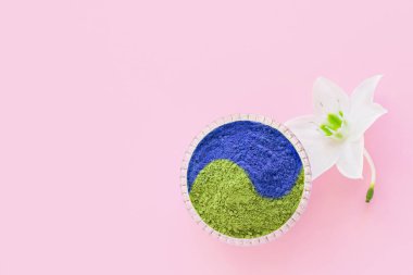 Japon çayı yapmak için pembe arka planda kibrit kuru blu pudrası. Yin yang: sonsuzluk: uyum.