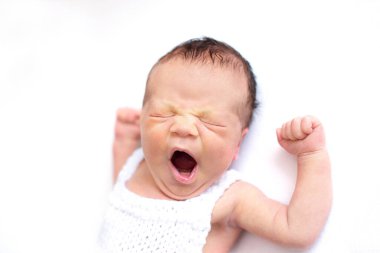 Yeni doğmuş bebek esnemeleri, beyaz arka plan, kopyalama alanı. Uyku hapları, komik bir çocuk yüzü, duygular. Günlük rutin, uyku zamanı.