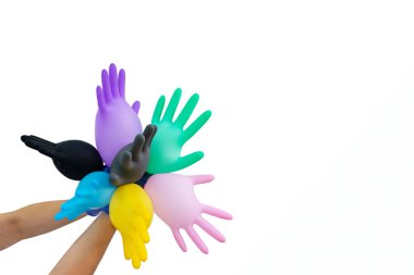 Çok renkli tıbbi eldivenler izole edilmiş. Tıbbi ve güzellik endüstrisi için steril ekipman. Boşluğu kopyala, metin için yer.