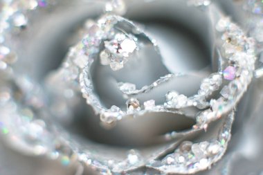 Parlak gümüş arkaplan, boncuklar, değerli taşlar ve yapay elmaslar. Seçici odaklanma, bokeh