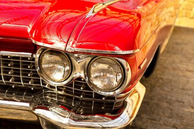  Yalta, Rusya, Temmuz 2019. Cadillac Deville Coupe 1959. Eski model araba. Güzel kırmızı arabanın parçası
