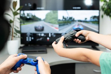 Genç çocuk internet üzerinden kulaklık, joystick ve oyun konsoluyla bilgisayar oyunu oynuyor..